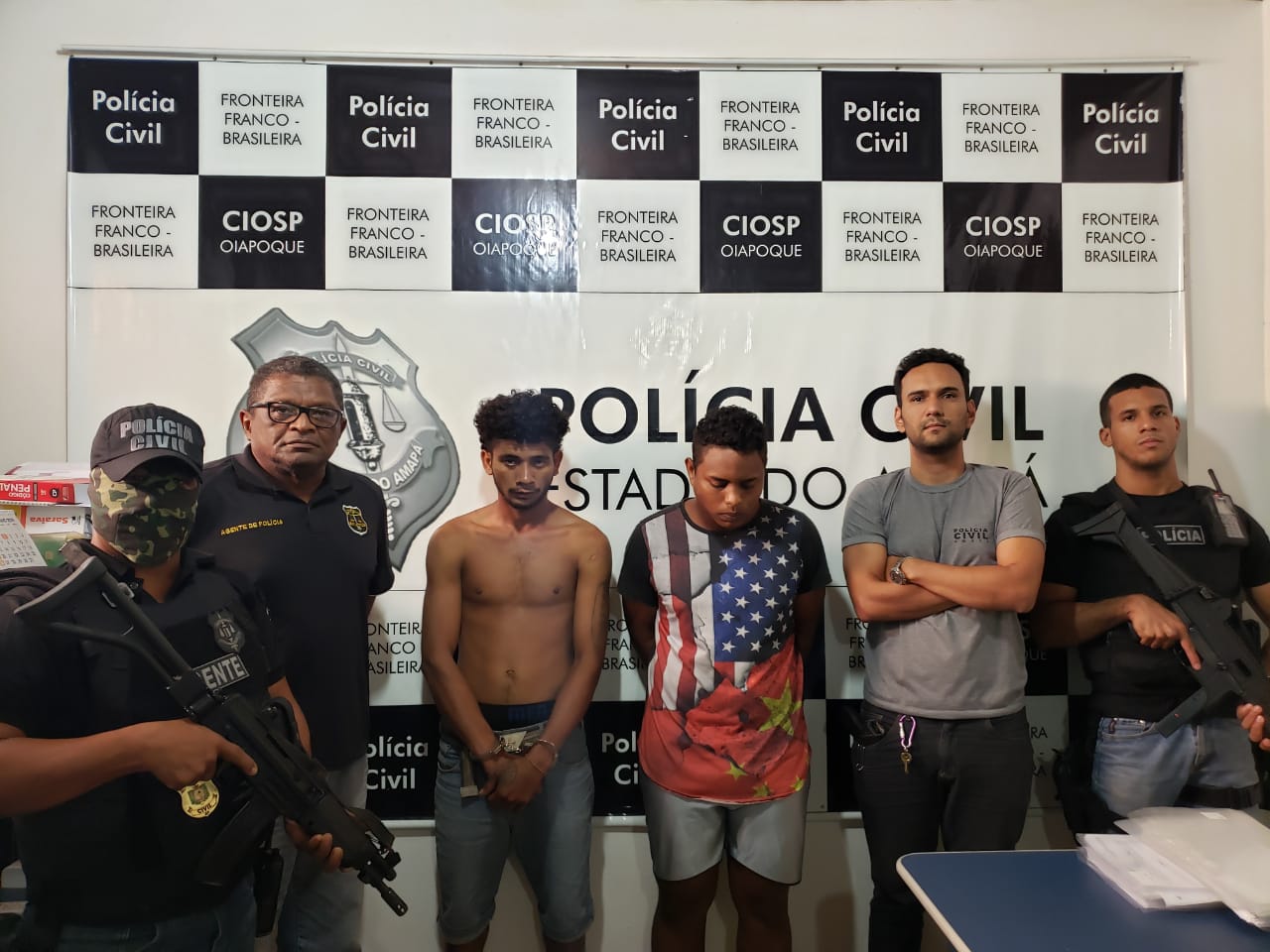  POLÍCIA CIVIL PRENDE DOIS HOMENS QUE AMARRARAM E TENTARAM GOLPEAR COM UMA FACA SEU COLEGA DE TRABALHO EM OIAPOQUE